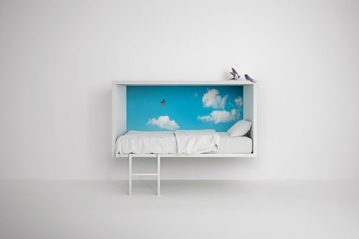 缩小图像的床与天空画的孩子