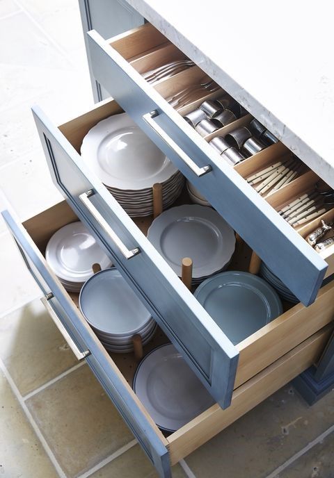 把餐具放在抽屉里