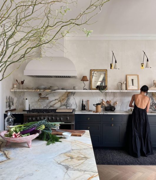 大理石架子固定在大理石平板后面平板。和照明