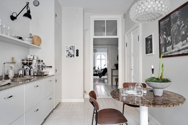 白简单斯堪的纳维亚菜柜上端加圆珠盘