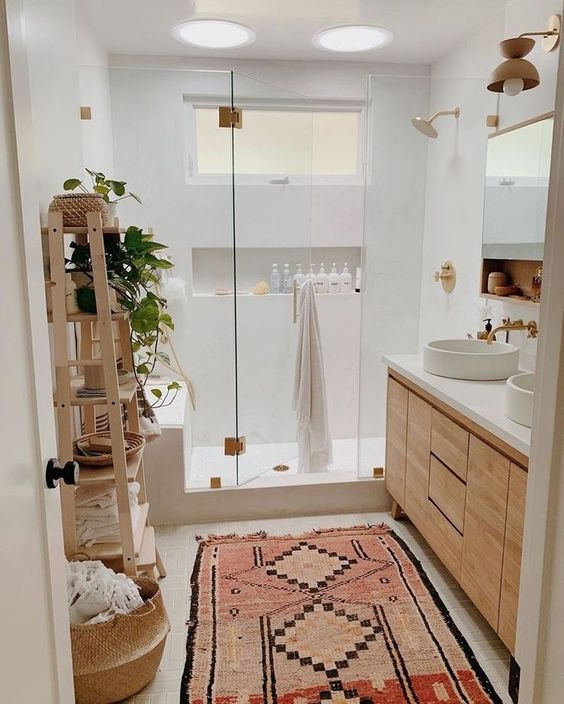现代波西米亚风白色浴室，带有浅木洗手盆和五颜六色的乞线地毯