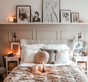 小bedrooom DIY墙上镶板和浮动货架与艺术