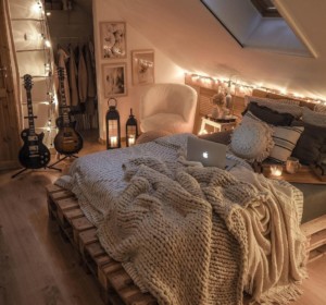 现代boho卧室托盘床和仙子灯