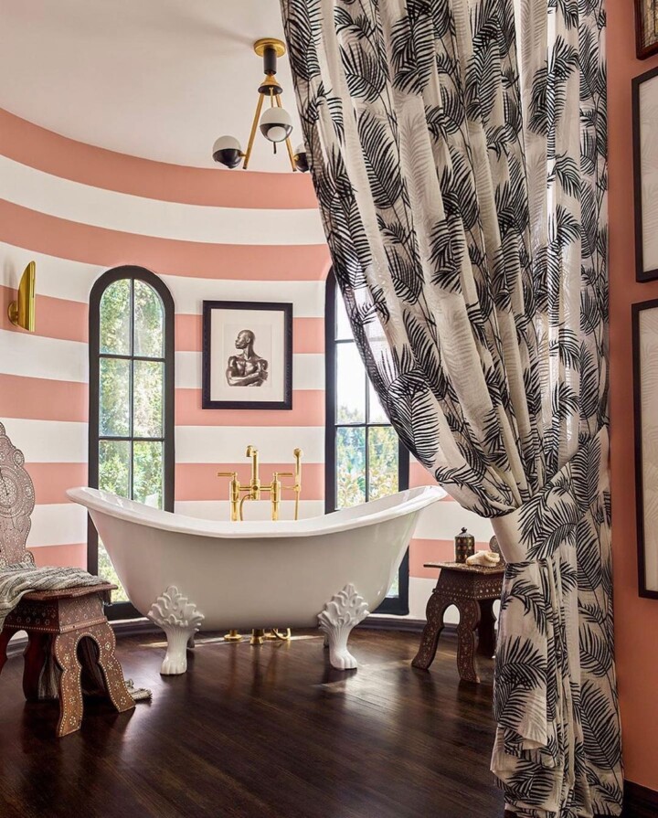 bathroom-with-pink-and-white-stripes