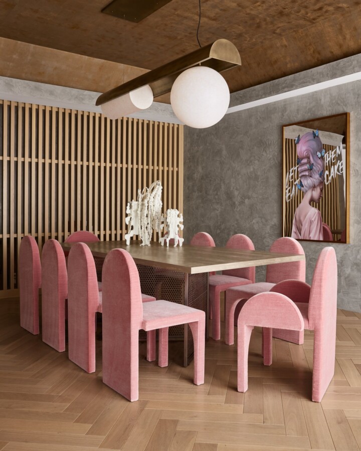 当代用粉红弧椅环餐由Cuff Studio和Luna Light由Anna Karlin提供