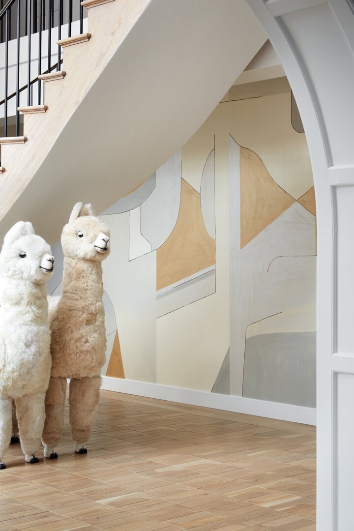 带alpaca雕像和真alpaca毛发的家门
